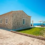Natural Stone Kefalonia * טרפזאקי